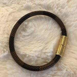 Louis Vuitton DE bracelet size 17